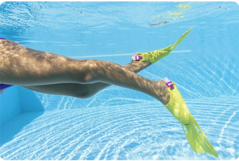 Szybsze pływanie z płetwami