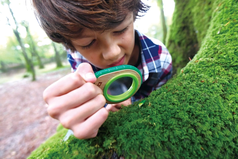 Bliżej detalu: wysokiej jakości lupa dla małych badaczy