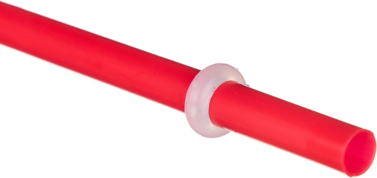 Wygodne picie przez zintegrowaną słomkę