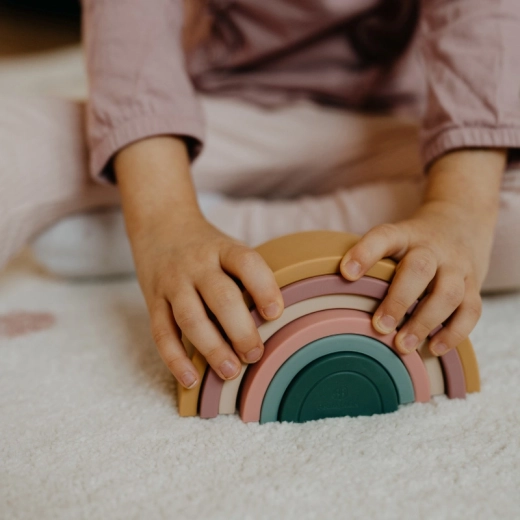 Wspiera małą motorykę i koordynację