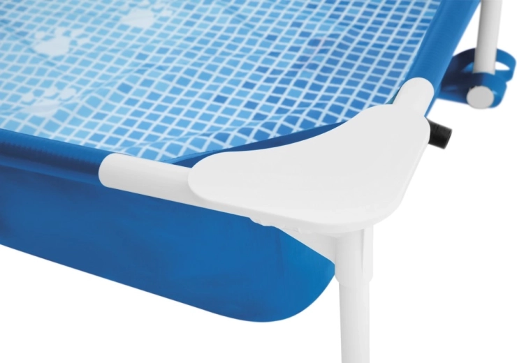 Czysta tafla wody ze skimmerem