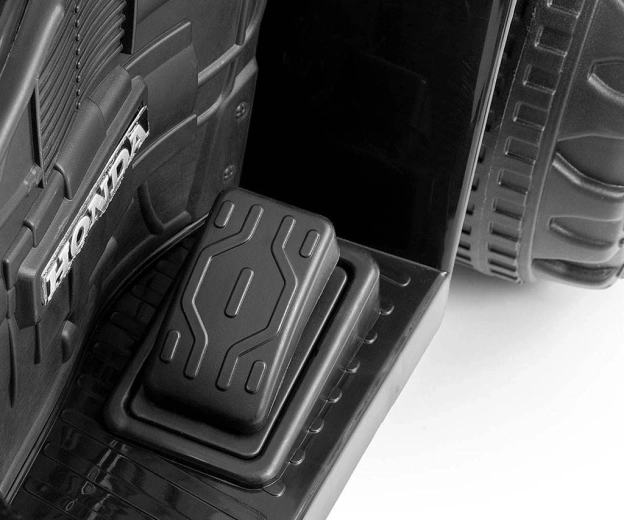 Proste sterowanie pedałem i wygodne siedzenie