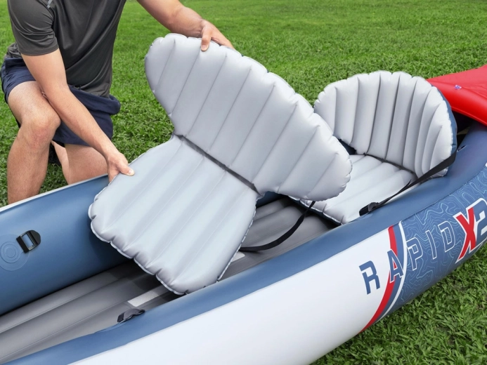 Komfortowe nadmuchiwane siedzenia z oparciami