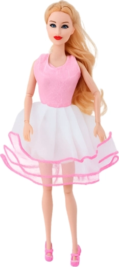 Duża lalka gotowa na pokaz mody