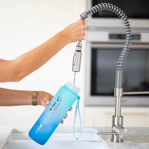 Szeroki wlew dla łatwego napełniania i czyszczenia