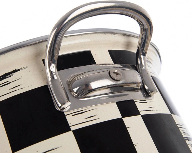 Wygodne metalowe uchwyty i nierdzewna obręcz