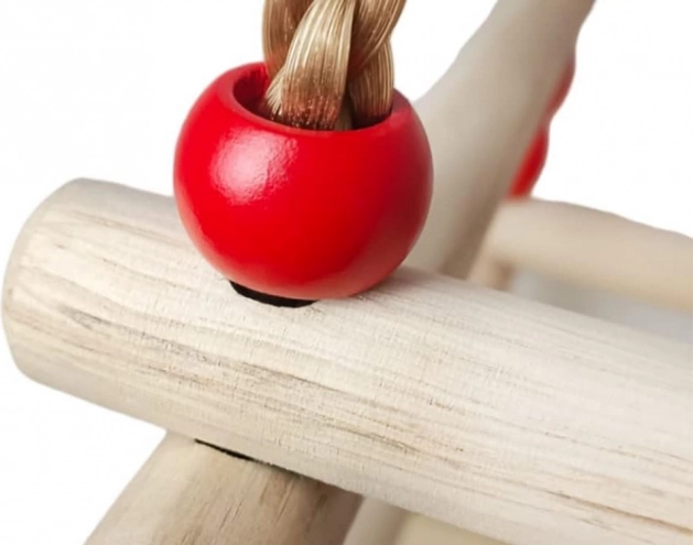 Drewniana huśtawka dla dzieci z poręczą