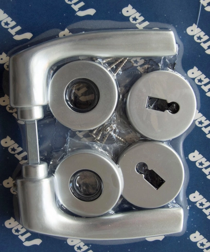 Rozetowe okucie drzwiowe MONET, klucz, srebrny anodowany