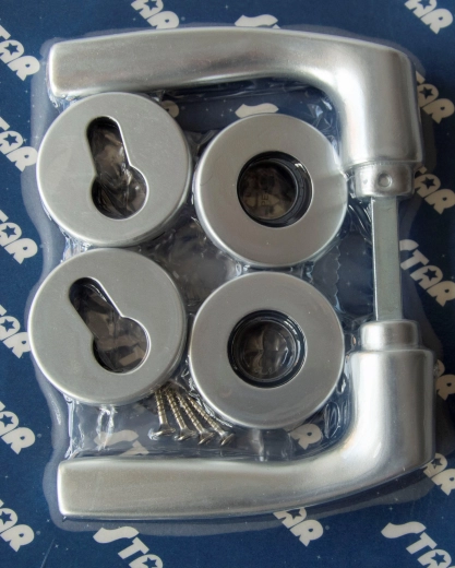 Okucie drzwiowe MONET na rozecie, klamka–klamka, srebrny anodowany