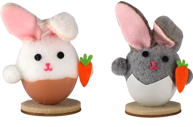 Wielkanocna dekoracja króliczek w skorupce na drewnianej podstawce