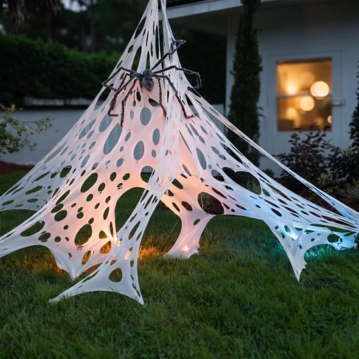 Halloweenowa dekoracja w formie pajęczyny z kołkami 1 × 2 m, biała