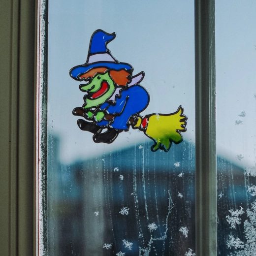 Kolorowa dekoracja na okno na Halloween w kształcie czarownicy