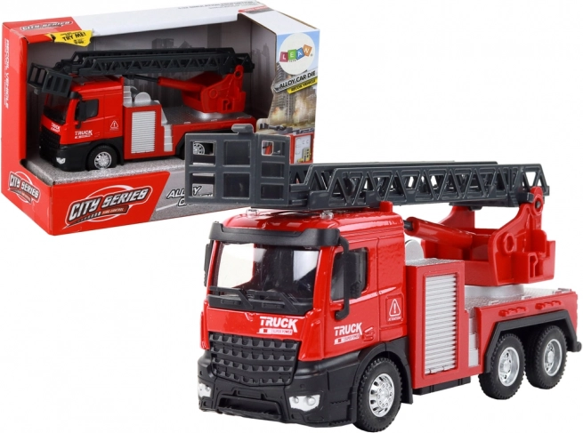 Czerwony wóz strażacki z wysuwaną drabiną