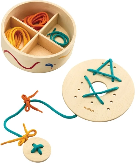 PlanToys drewniane tabliczki do przewlekania ze sznurówkami w pudełku do przechowywania