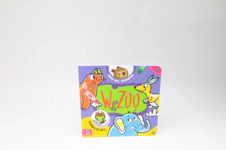 Mały miś koloruje w zoo