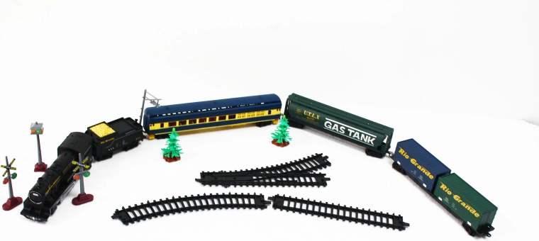 Elektryczna kolejka – parowa lokomotywa ze światłem, dźwiękiem i wagonami na baterie