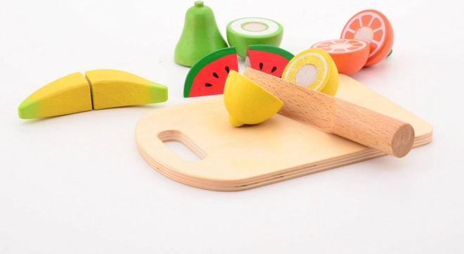 Drewniane owoce z deseczką i nożem