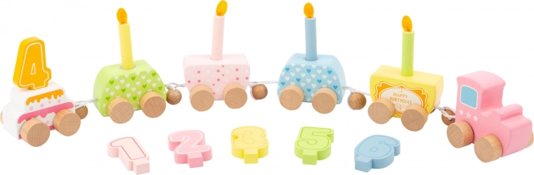 Drewniany urodzinowy pociąg z cyframi i świeczkami