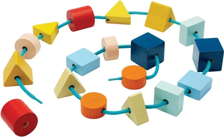 Koraliki do nawlekania PlanToys – kształty geometryczne