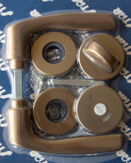 Klamka drzwiowa MONET na rozecie, WC, brązowy anodowany