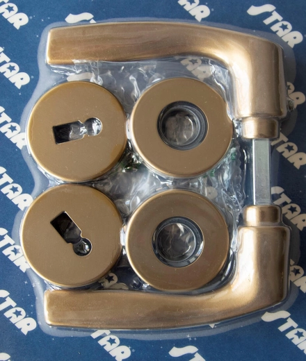 Klamka drzwiowa MONET z rozetą F4, klucz, brązowy eloksal