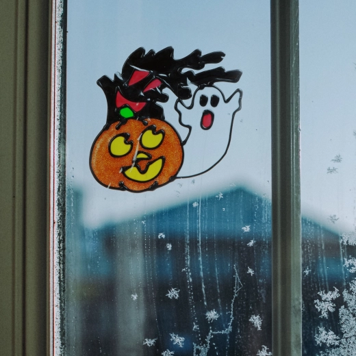 Halloweenowa dekoracja na okno – dynia i duch