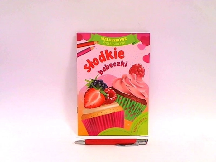 Kolorowanki ze słodkimi babeczkami z kredkami