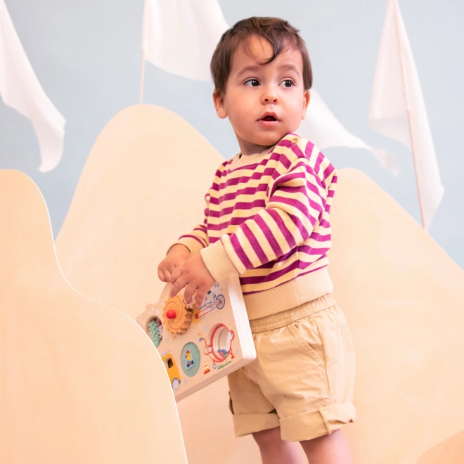 Drewniany panel z aktywnościami na przygody w podróży