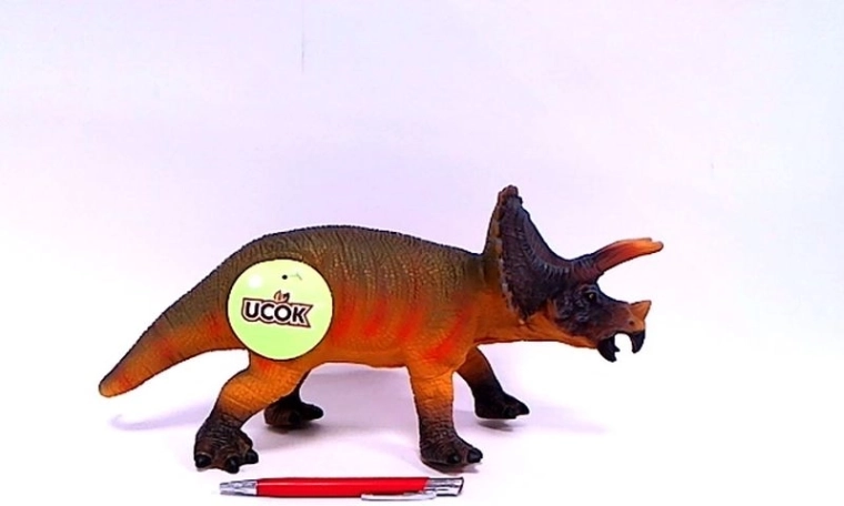 Miękki dinozaur triceratops z dźwiękiem