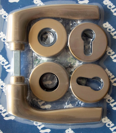 Okucie drzwiowe MONET na rozecie, wkładka cylindryczna, brąz anodowany