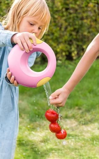Quut zestaw ogrodowy dla dzieci z piłką, konewką, grabkami i łopatką – żółto-różowy
