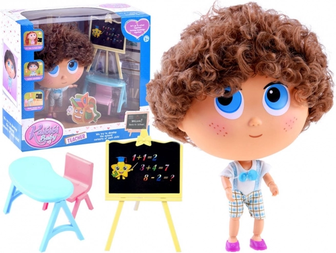Lalka nauczyciel Tymek – szkolny zestaw z tablicą i stolikiem – Niebieska