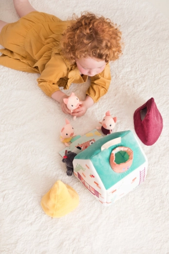 Lilliputiens tekstylna chatka z bajką O wilku i trzech małych świnkach