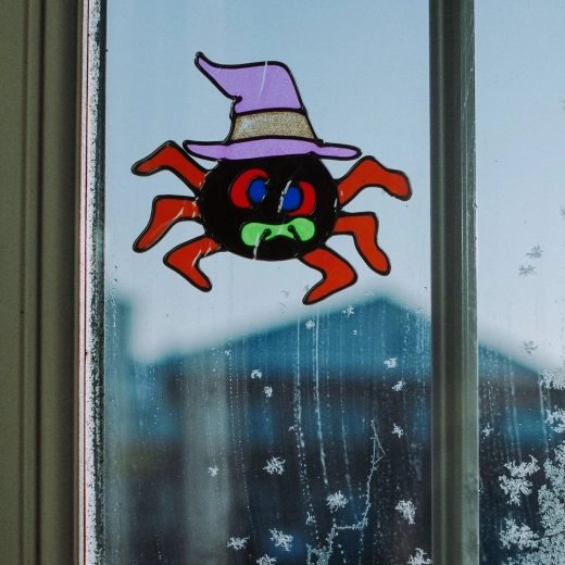 Halloweenowa dekoracja na okno – kolorowy brokatowy pająk