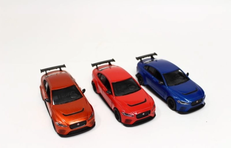 Model samochodu Jaguar XE SV Project 8 z projektorem, 4x4 - 1 szt.