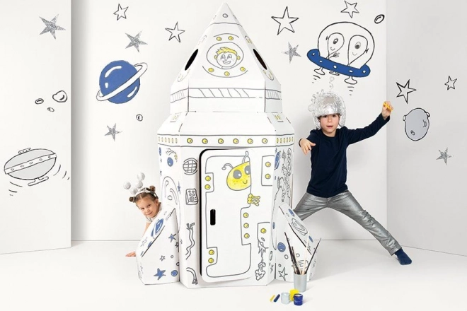 Duża kartonowa rakieta kosmiczna