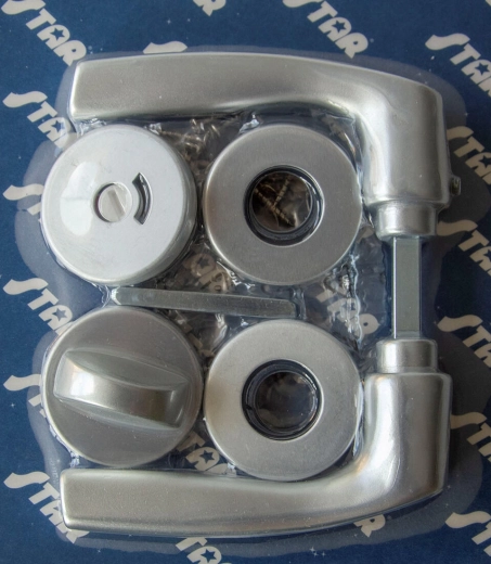 Rozetowe okucie drzwiowe MONET WC, srebrny anodowany