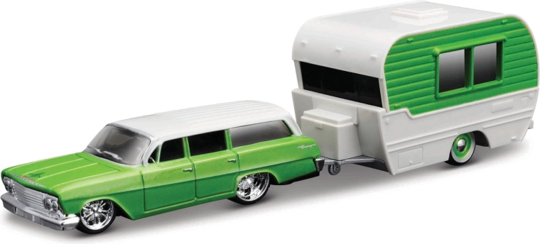 Maisto Chevrolet Biscayne wagon z przyczepą kempingową 1:64