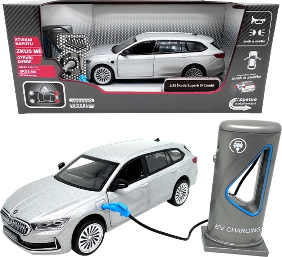 Metalowy model Škoda Superb IV Combi 1:35 z dźwiękiem i światłami, srebrnoszary
