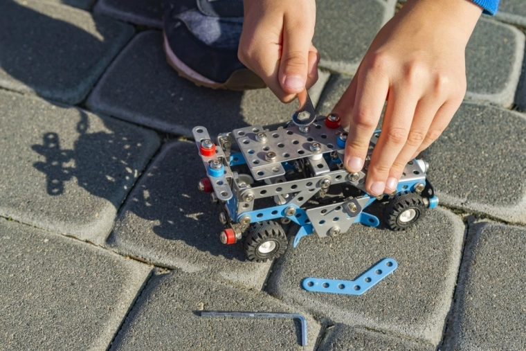 Zabawa i ekspozycja dzięki solidnej konstrukcji