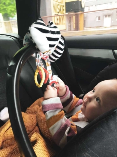 Łatwe mocowanie do wózka i fotelika samochodowego