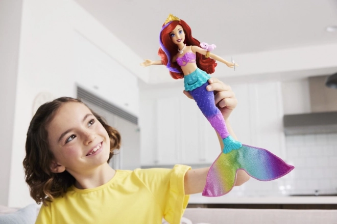 MATTEL Disney Princess lalka Ariel mała syrenka pływa, zmienia kolor