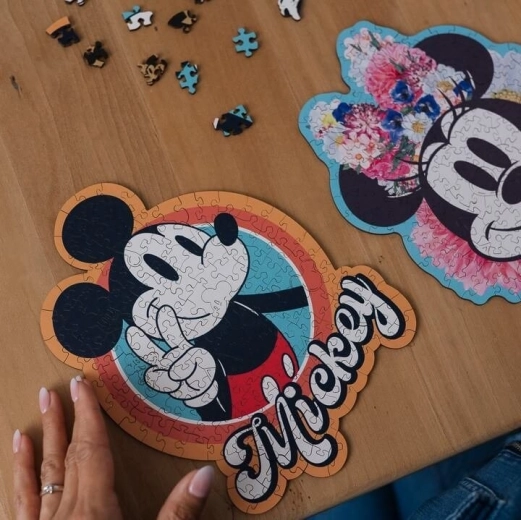 10 tematycznych figurek z motywem MICKEY