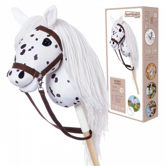 Koń na kijku Hobby Horse z kolekcji HOPPIHORSE Sport Edition w kolorze białego lamparta