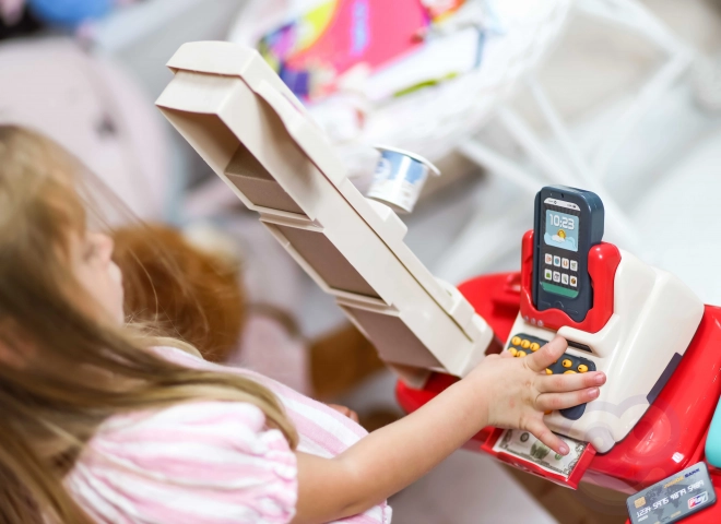 Supermarket z wózkiem zakupowym i skanerem