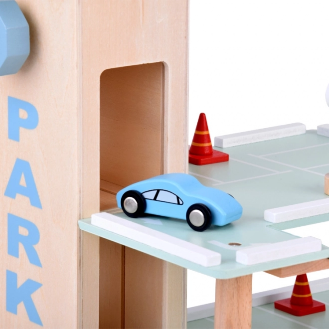 Drewniany wielopoziomowy parking z windą i autami