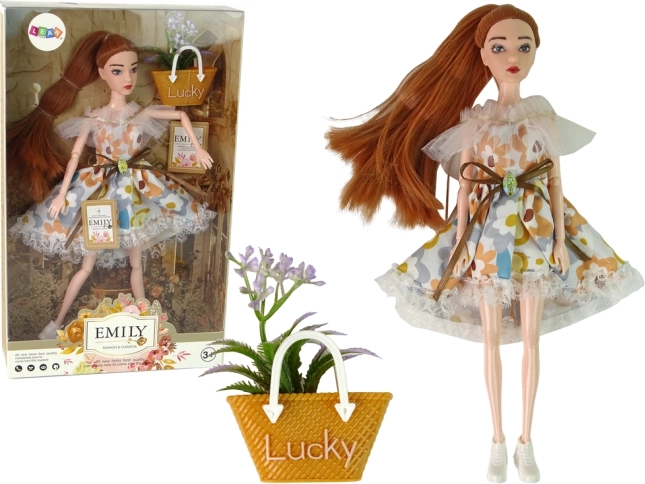 lalka Emily w kwiecistej sukience z jesiennym dodatkiem