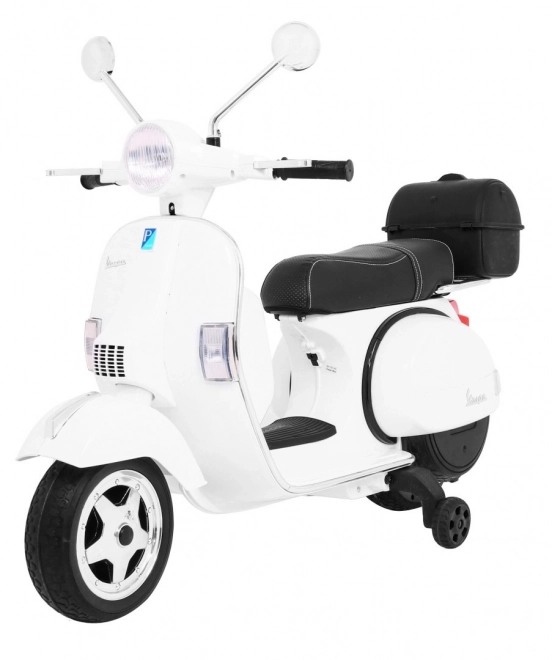 Dziecięcy elektryczny skuter Vespa biały z kółkami pomocniczymi, audio i ekoskórą