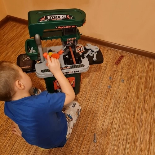 Warsztat dziecięcy z narzędziami i walizką