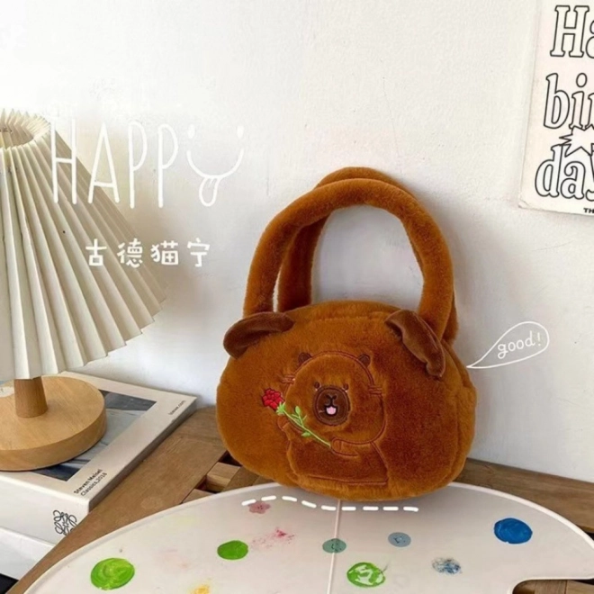 Torba pluszowa z kapibarą i różą brązowa 20 cm